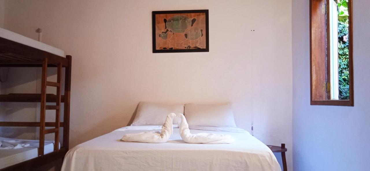Novos Baianos Hostel E Pousada Porto Seguro Exterior photo A bed with a towel animal
