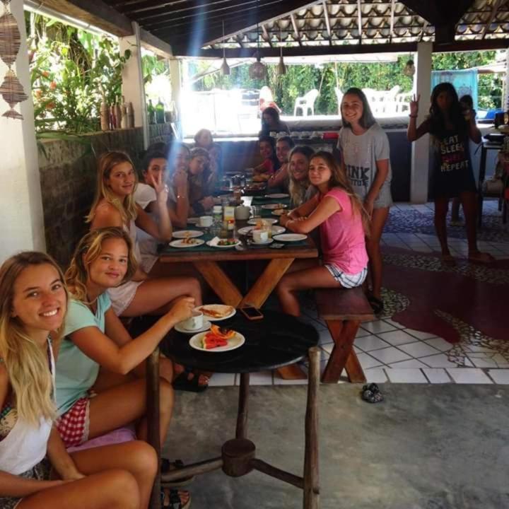 Novos Baianos Hostel E Pousada Porto Seguro Exterior photo Foreign tourists in Mirissa