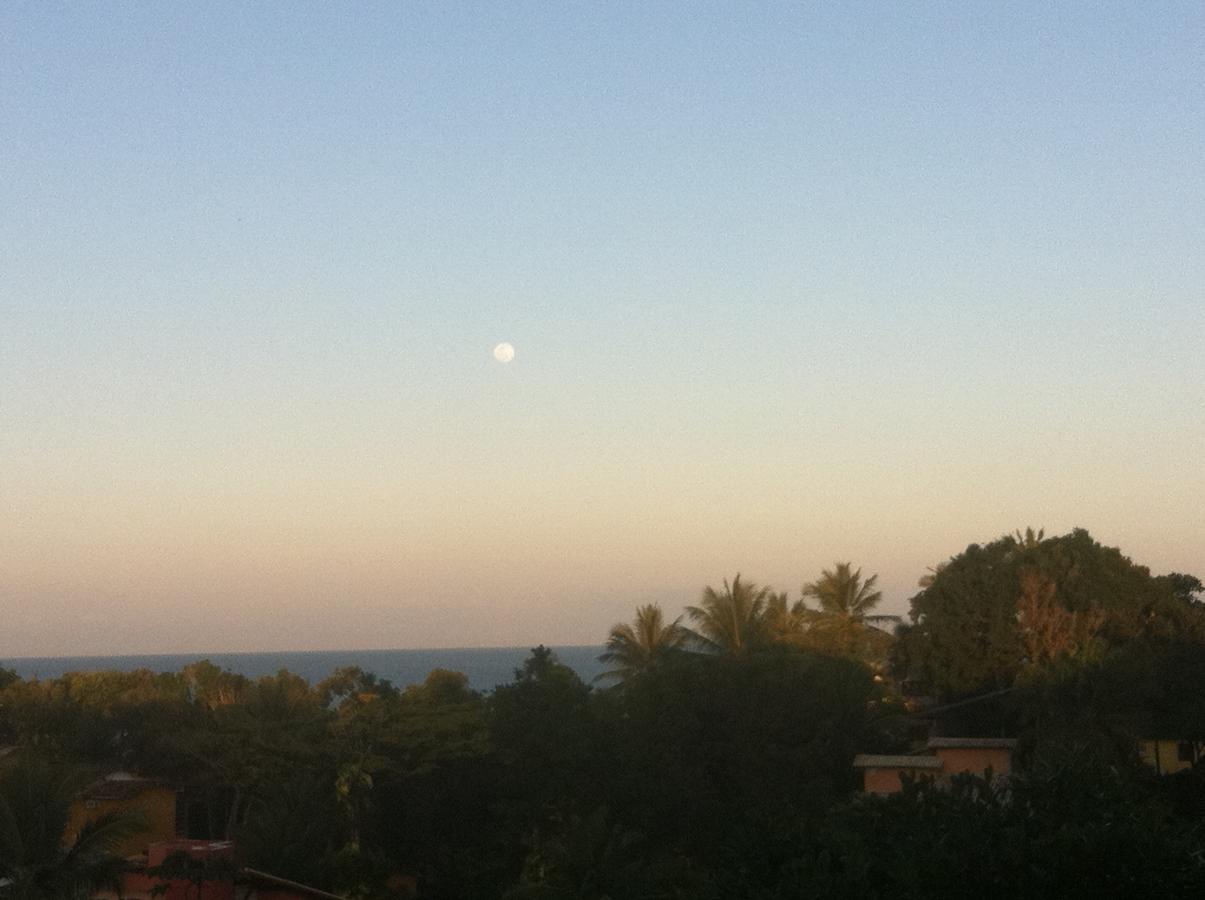 Novos Baianos Hostel E Pousada Porto Seguro Exterior photo Moon over the Mediterranean Sea